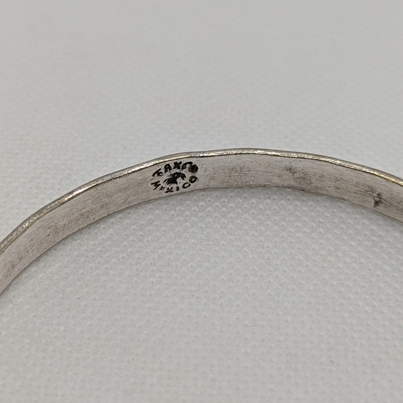 Elegant Silver Bangle Bracelet - Picture 3 of 4